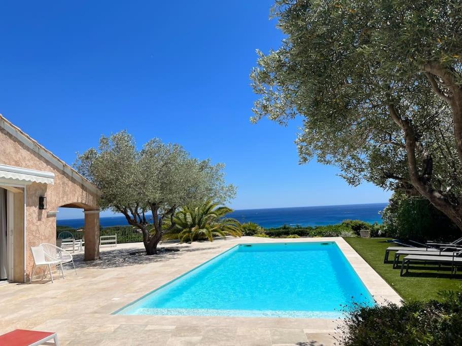 une piscine devant une villa dans l'établissement Villa vue mer panoramique, à Sainte-Maxime