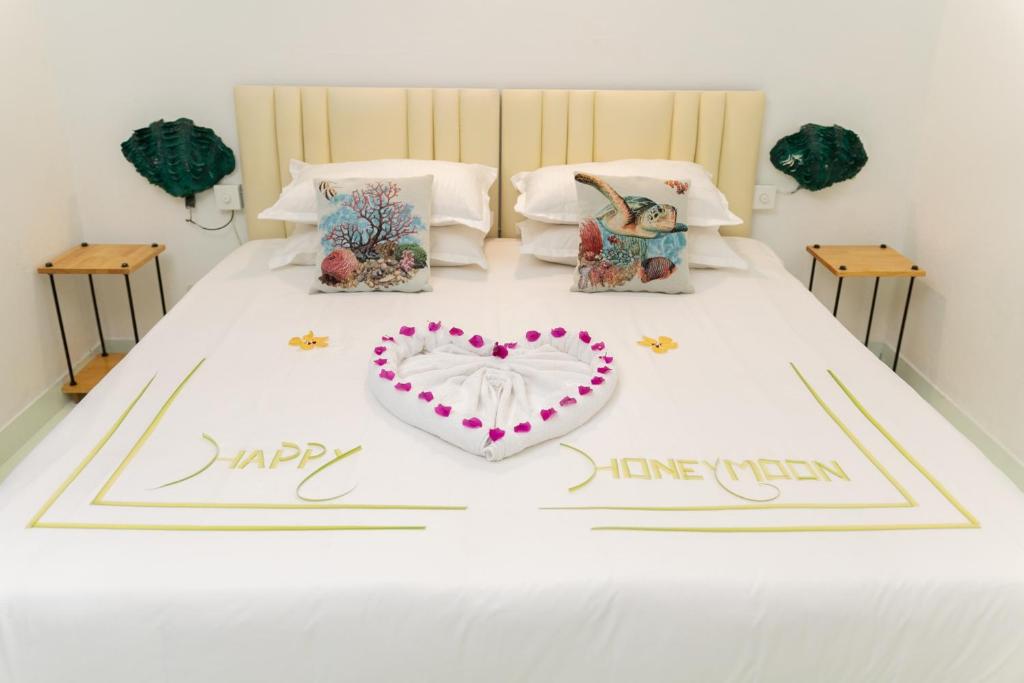 Postel nebo postele na pokoji v ubytování Fasdheythere Inn Maldives
