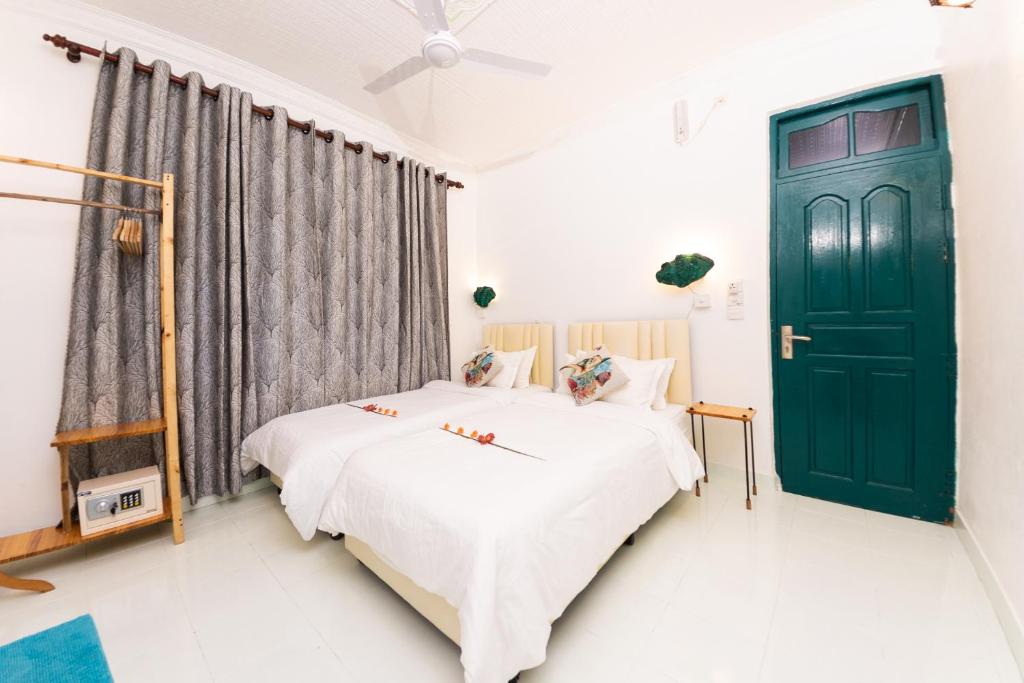 Postel nebo postele na pokoji v ubytování Fasdheythere Inn Maldives