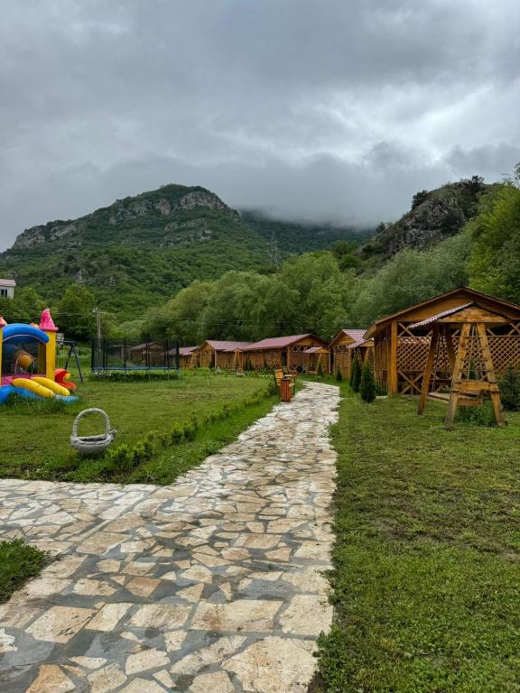 Nespecifikovaný výhled na hory nebo výhled na hory při pohledu z chaty