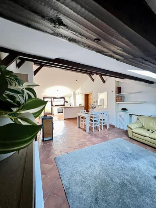 ein Wohnzimmer mit Sofa und Tisch in der Unterkunft Casa Sopra in Castel di Sangro