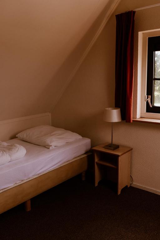 Postel nebo postele na pokoji v ubytování Vakantiepark Eigen Wijze