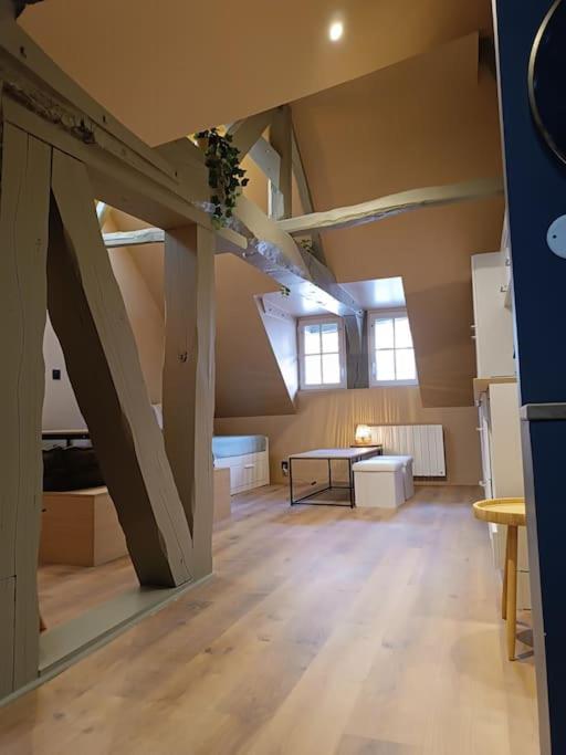 Cette grande chambre dispose d'une table et de fenêtres. dans l'établissement Apt du Eau, à Rouen