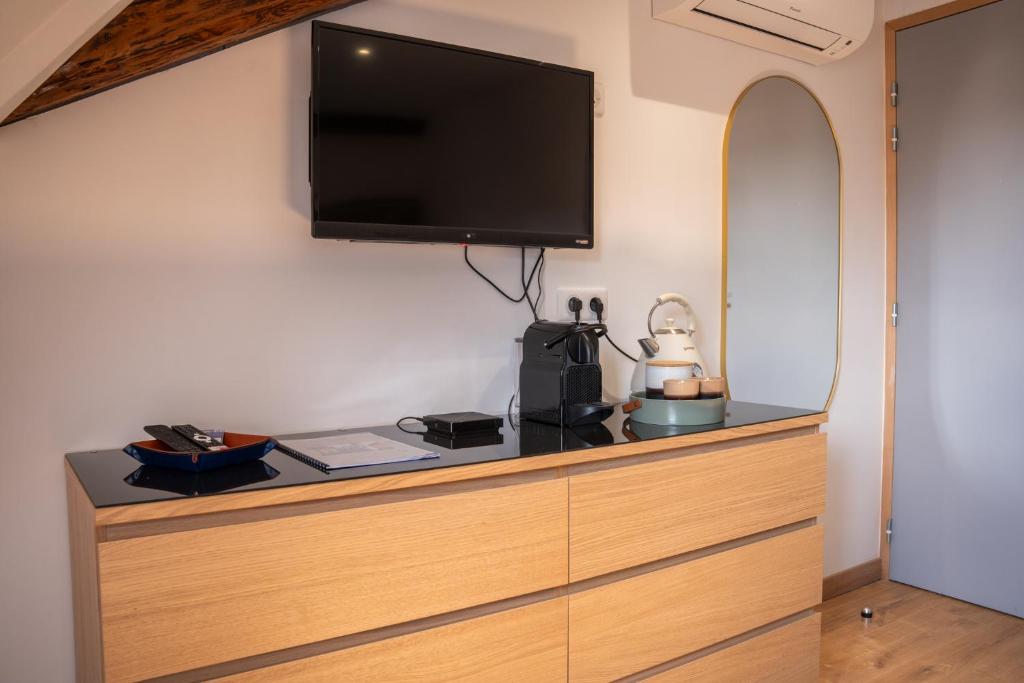 TV a/nebo společenská místnost v ubytování Chambre Pastis