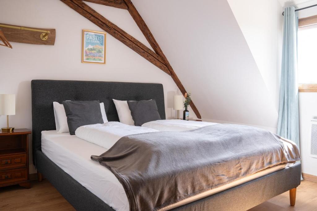 Postel nebo postele na pokoji v ubytování Chambre Pastis
