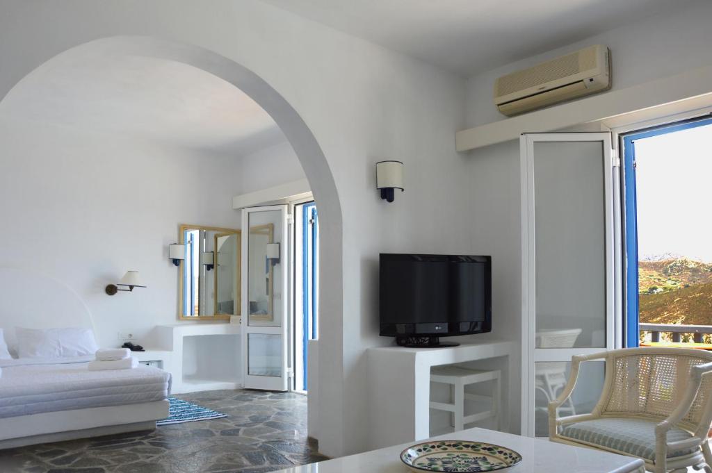 TV a/nebo společenská místnost v ubytování Patmos Paradise Hotel