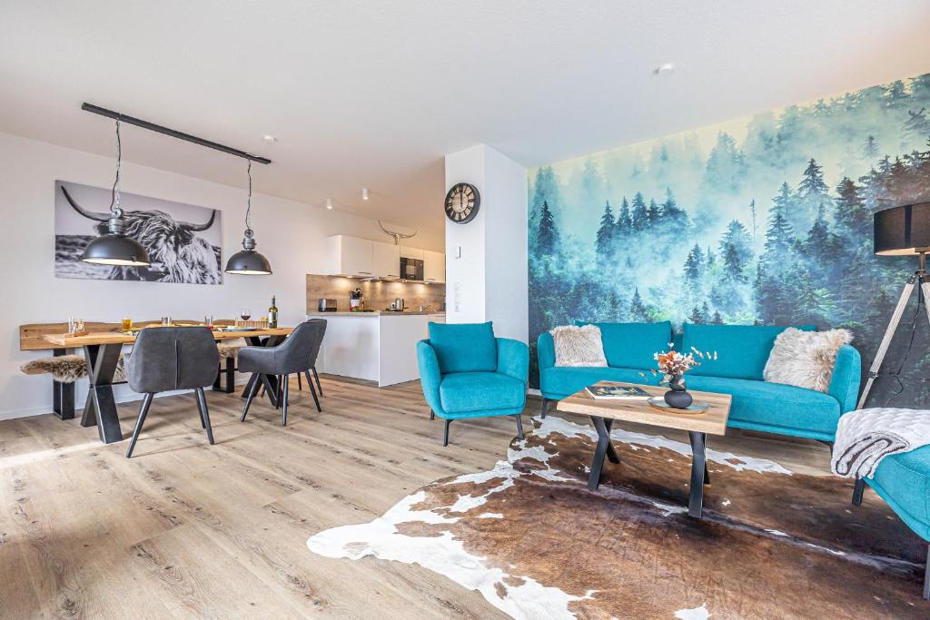 ein Wohnzimmer mit einem blauen Sofa und einem Tisch in der Unterkunft Ferienwohnung Wiking-Koje 8 Schleswig in Schleswig