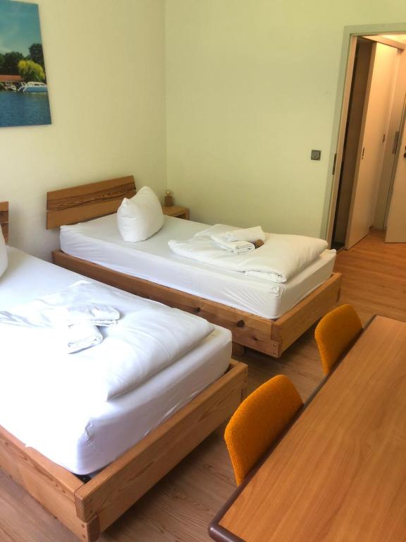 Postel nebo postele na pokoji v ubytování Waldhotel am See Berlin-Schmöckwitz