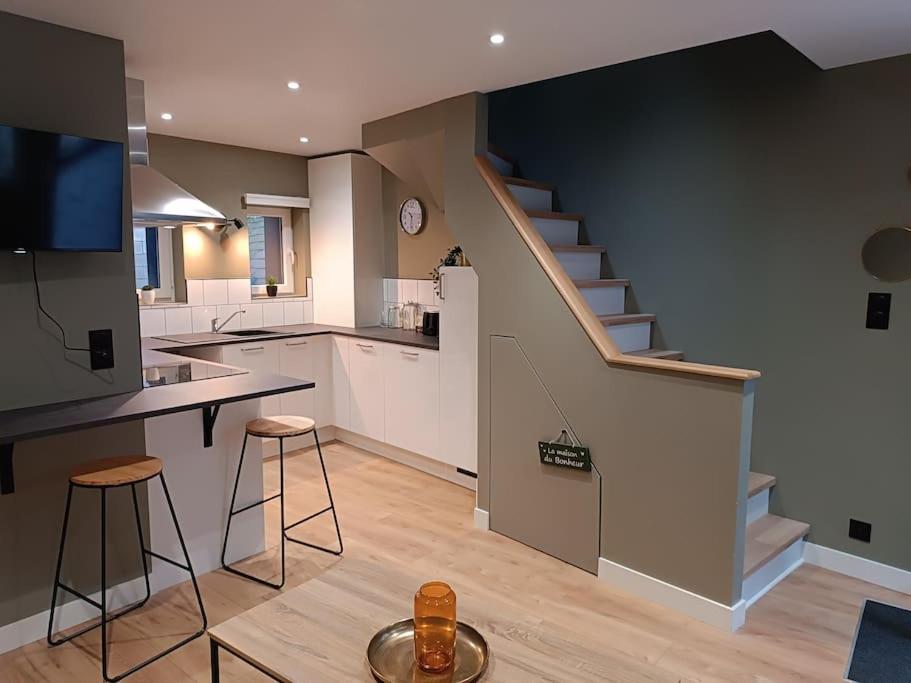 une cuisine avec un escalier et une cuisine avec des tabourets dans l'établissement Apt Robec, à Rouen