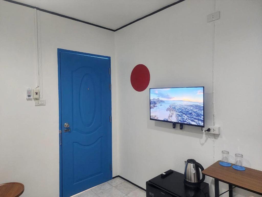 TV a/nebo společenská místnost v ubytování RYB Hostel Phuket