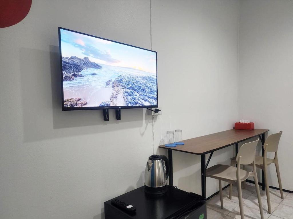 TV a/nebo společenská místnost v ubytování RYB Hostel Phuket