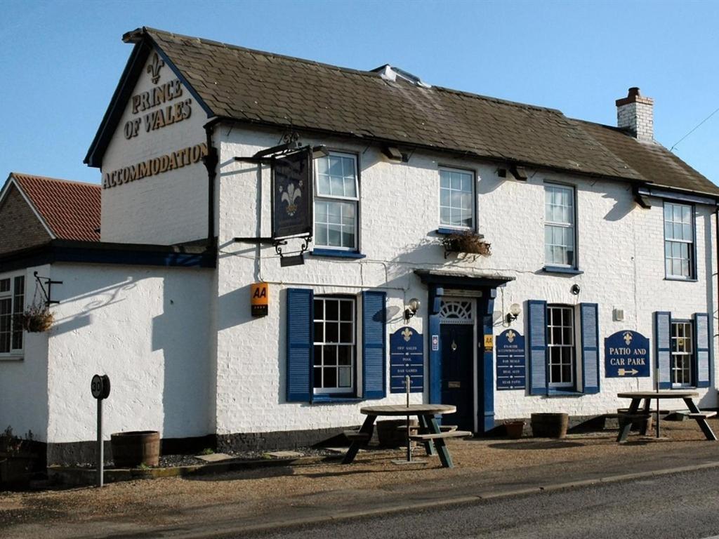 ハンティンドンにあるThe Prince of Walesの白い建物