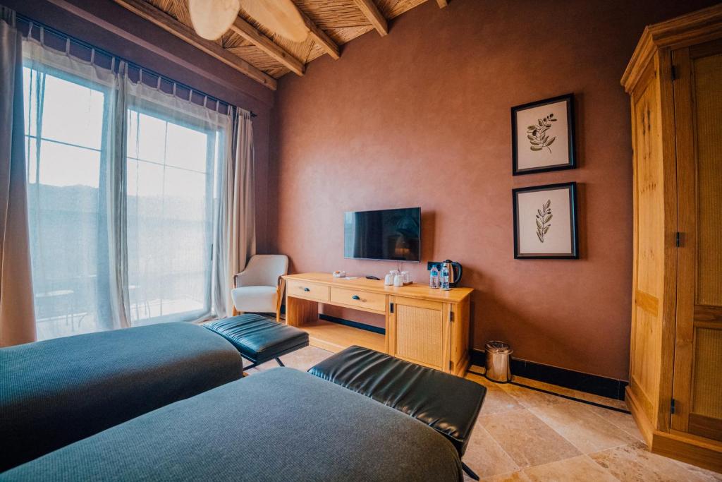 TV a/nebo společenská místnost v ubytování The Remote Hotel