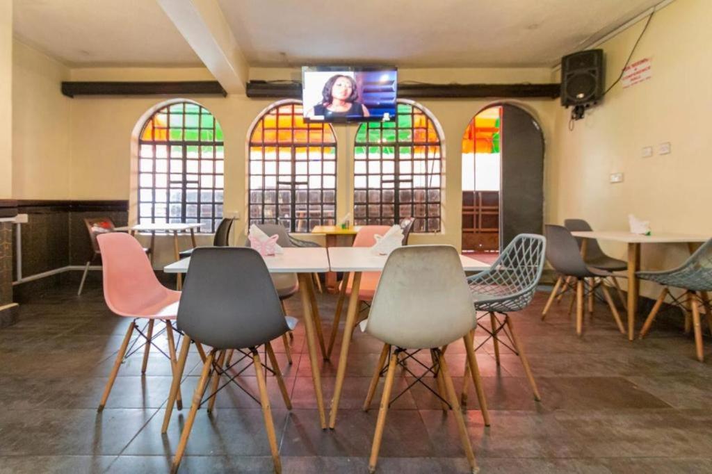 TV a/nebo společenská místnost v ubytování Nairobi City Space Hotel