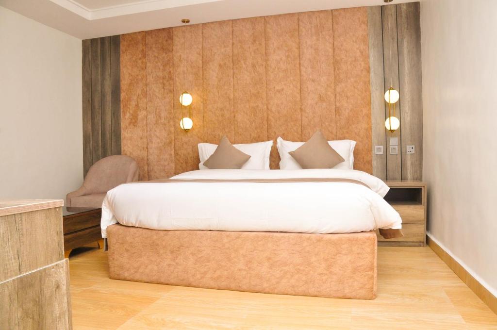 Postel nebo postele na pokoji v ubytování Jukky Hotel Abuja