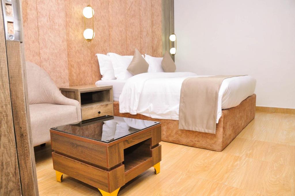 Postel nebo postele na pokoji v ubytování Jukky Hotel Abuja