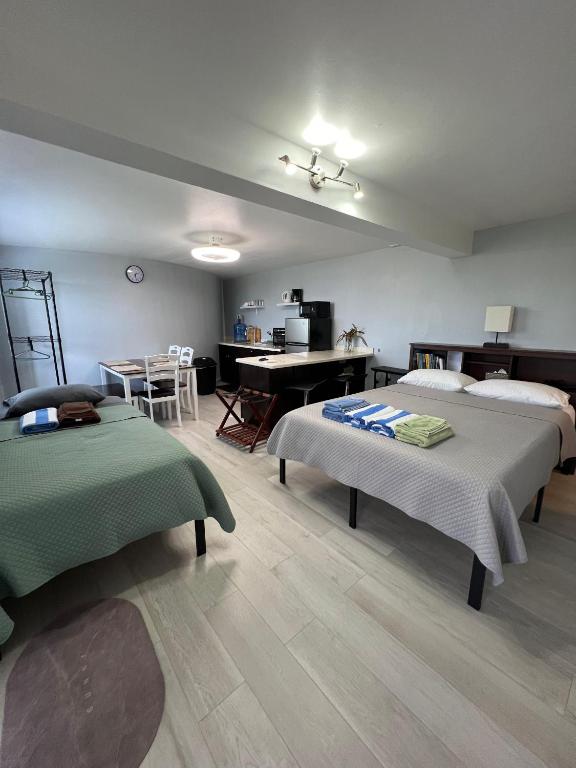 Postel nebo postele na pokoji v ubytování LaBellevue Antigua Micro-Hotel and Car Rental