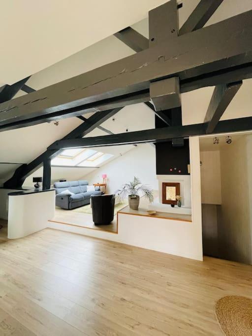 un salon avec un canapé et une table dans l'établissement T3 Spacieux et Lumineux en Hyper Centre de MDM, à Mont-de-Marsan