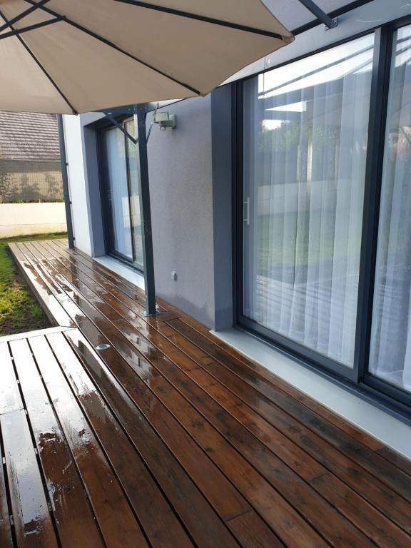 Cette maison vide est dotée de parquet et de grandes fenêtres. dans l'établissement La petite joux - RESV 24h à l'avance, à Valleiry