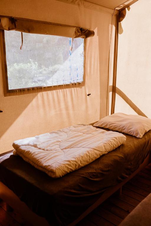 Postel nebo postele na pokoji v ubytování Luxe glamping tent