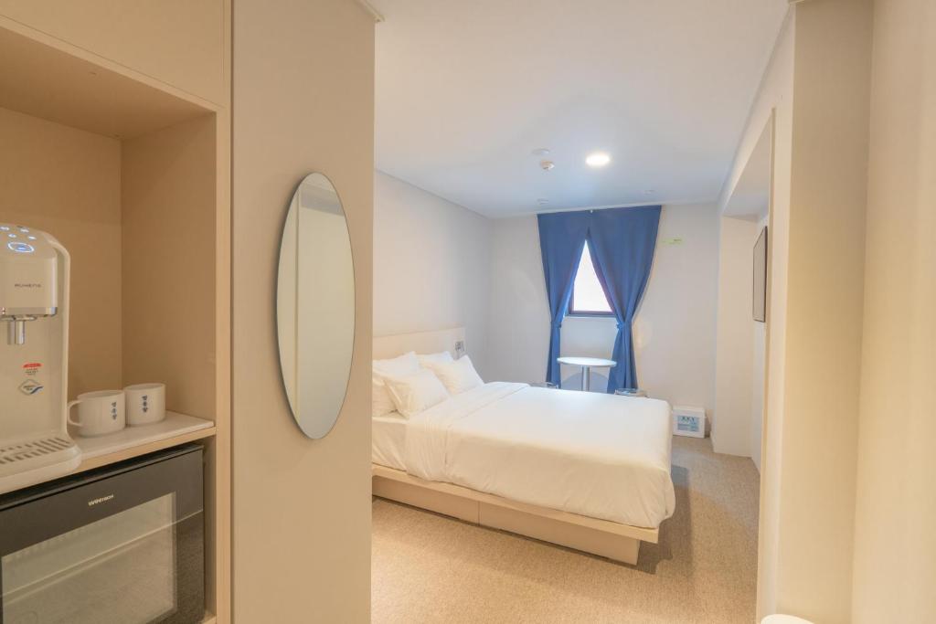 Postel nebo postele na pokoji v ubytování Hotel Myeongdongjang