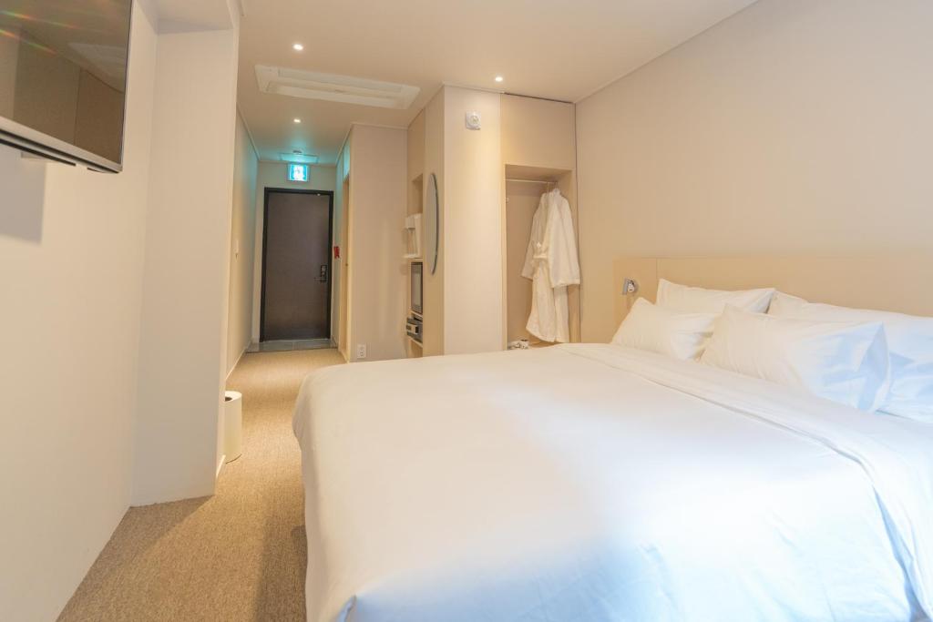 Postel nebo postele na pokoji v ubytování Hotel Myeongdongjang