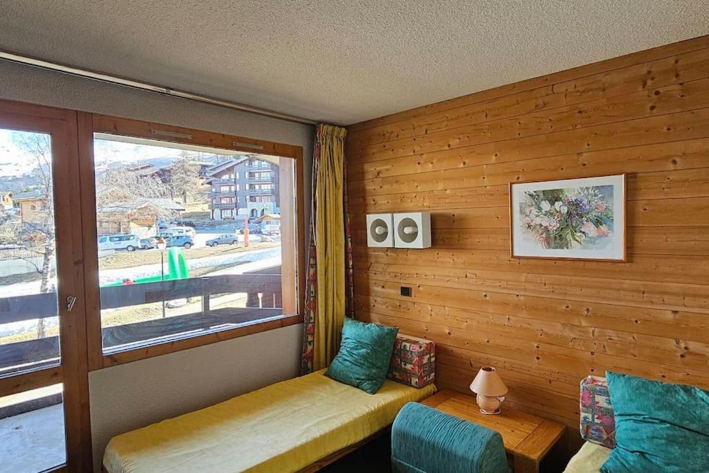 Cette chambre dispose d'une fenêtre avec un banc et un siège de fenêtre. dans l'établissement Le Repère du Chat - Pied Des Pistes - Les Coches, à Les Coches