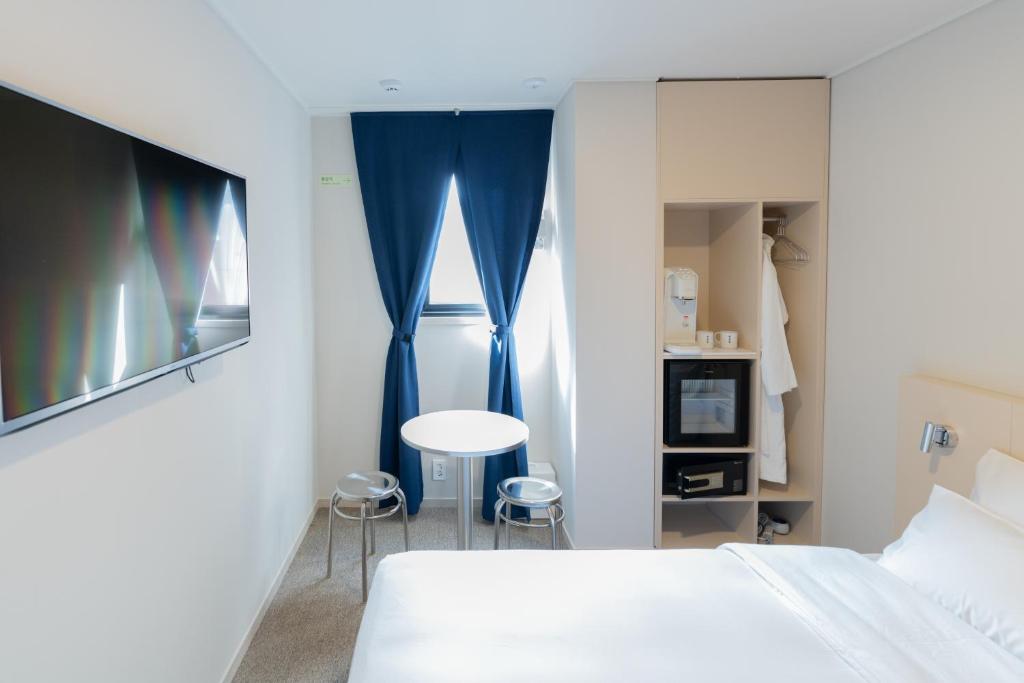 TV a/nebo společenská místnost v ubytování Hotel Myeongdongjang