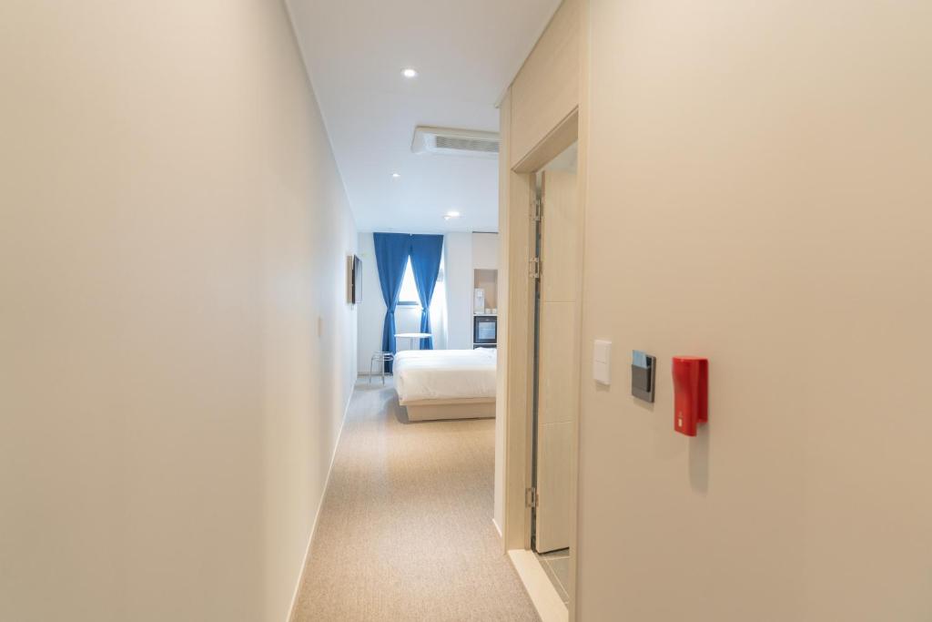 Postel nebo postele na pokoji v ubytování Hotel Myeongdongjang
