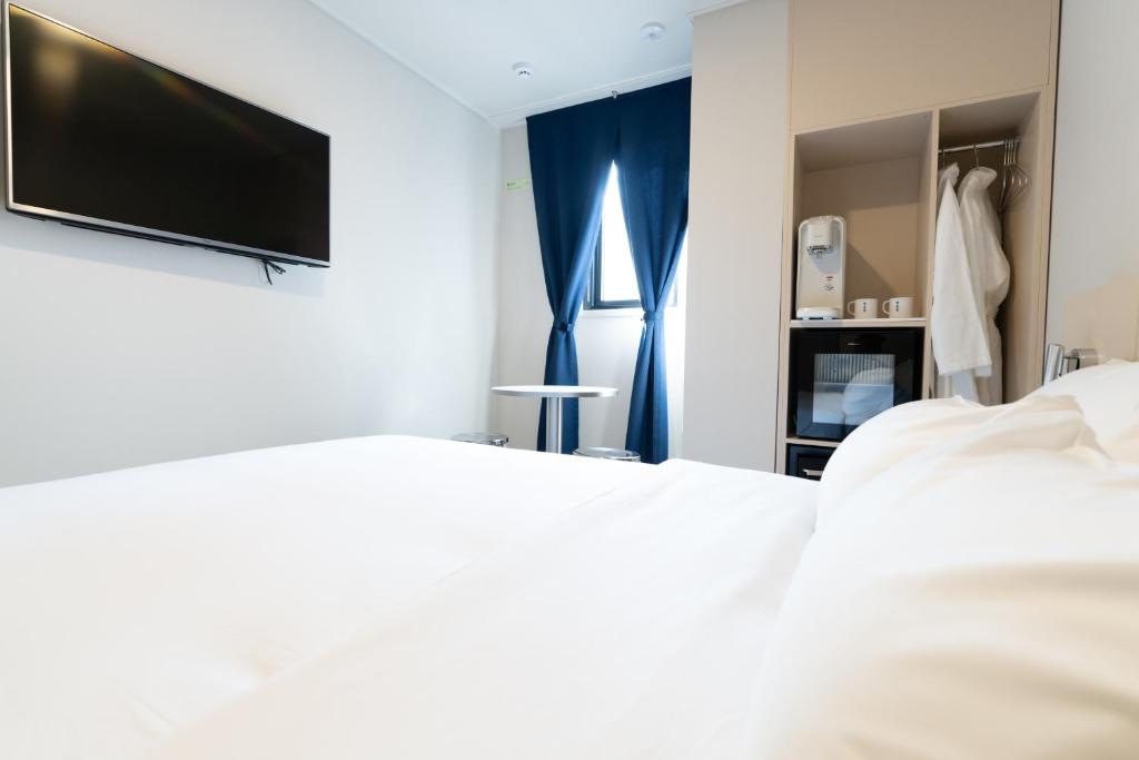 Postel nebo postele na pokoji v ubytování Hotel Myeongdongjang