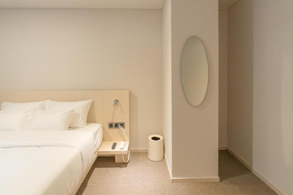 Postel nebo postele na pokoji v ubytování Hotel Myeongdongjang