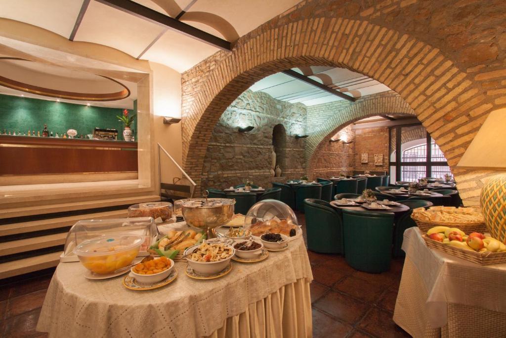 Comida en o cerca de este hotel