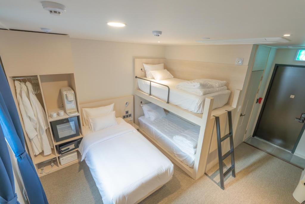 Postel nebo postele na pokoji v ubytování Hotel Myeongdongjang