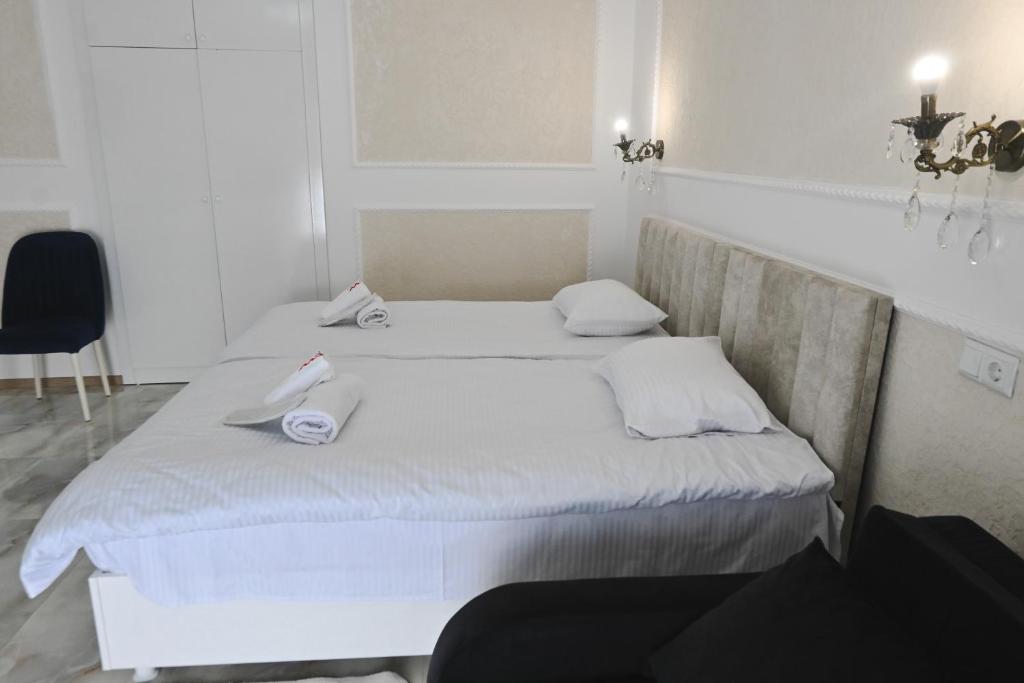 Postel nebo postele na pokoji v ubytování JERUSALEM HOTEL מלון KUTAISi