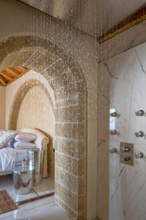 Postel nebo postele na pokoji v ubytování Moni Emvasis Luxury Suites