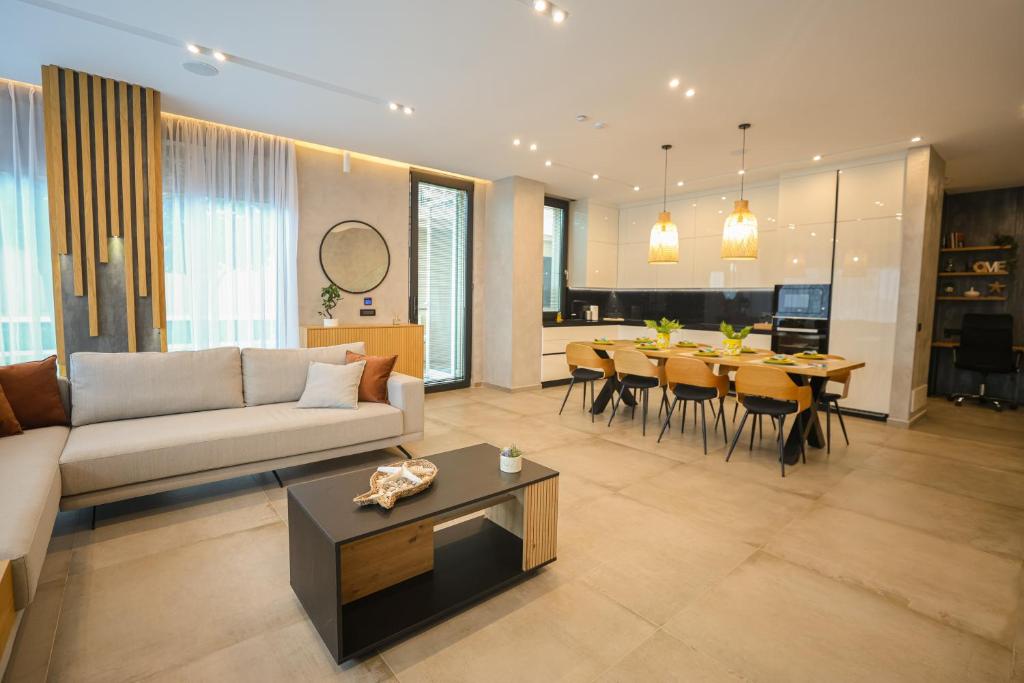 a living room with a couch and a table at Green Coast Resort V94 in Palasë