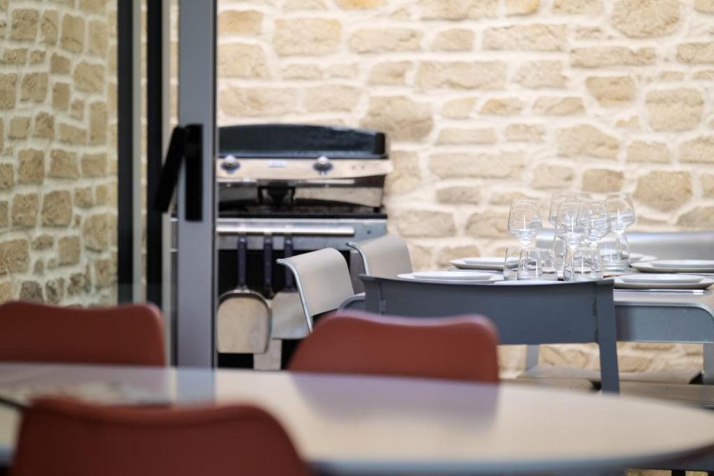 - deux tables avec des verres à vin dans un restaurant dans l'établissement Maison sablaise rénovée avec goût, idéalement située, proche plage et commerces quartier Arago Les Sables - 6 personnes, à Les Sables-dʼOlonne