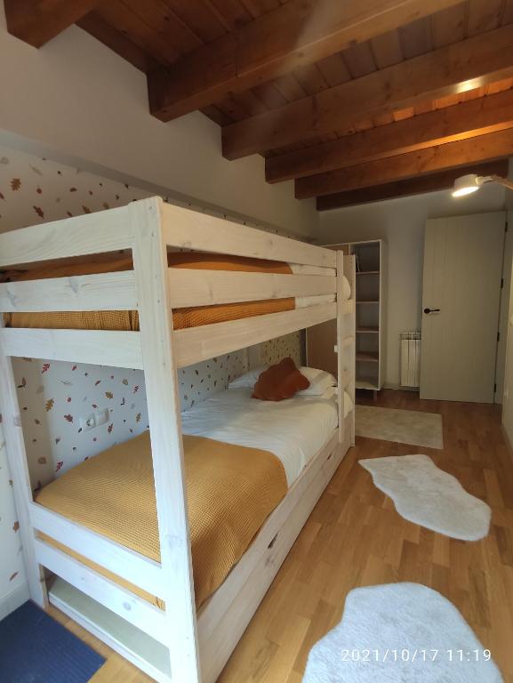 Postel nebo postele na pokoji v ubytování Bamboo 1 - tucasaenlospirineos