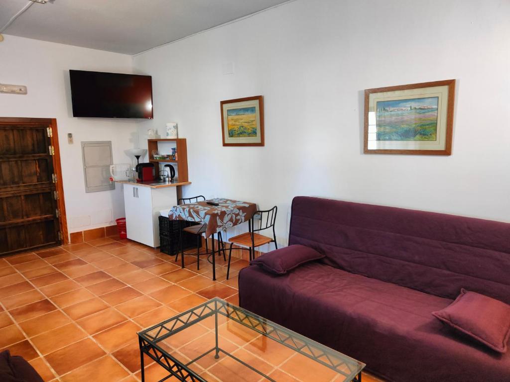 A television and/or entertainment centre at La Venta de las Estrellas Casas Rurales