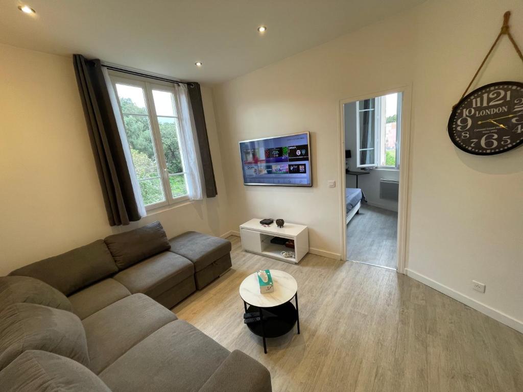 un salon avec un canapé et une table dans l'établissement 2 pièces au calme, à Cannes