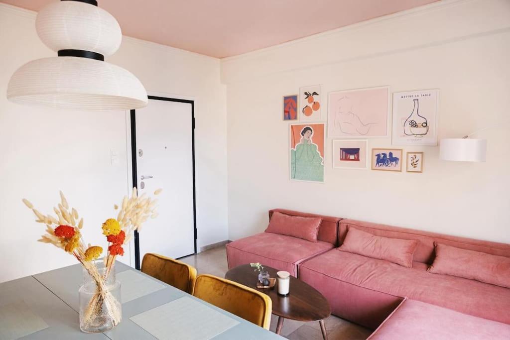 Vibrant Retreat - Funky Style and Acropolis View