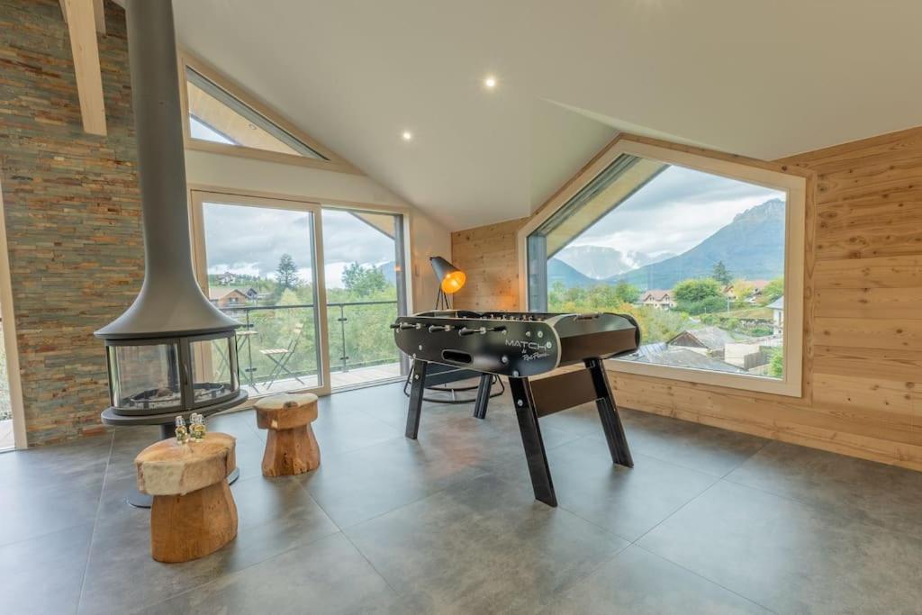 - un salon avec un piano et une cheminée dans l'établissement Maison neuve- 5 minutes du lac, à Saint-Jorioz