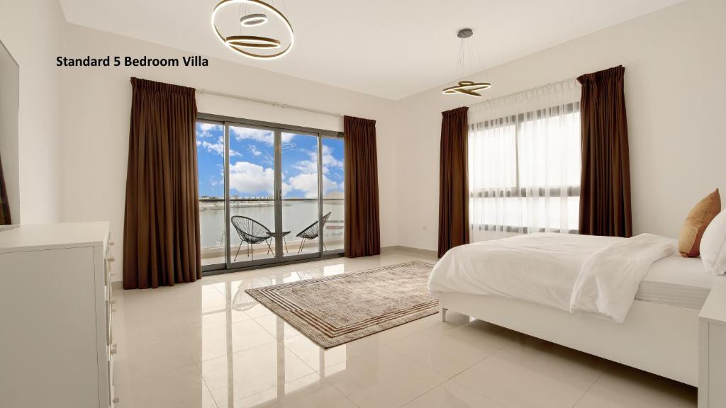 Postel nebo postele na pokoji v ubytování Al Dana Paradise Luxury Villas Palm Fujairah Sea View