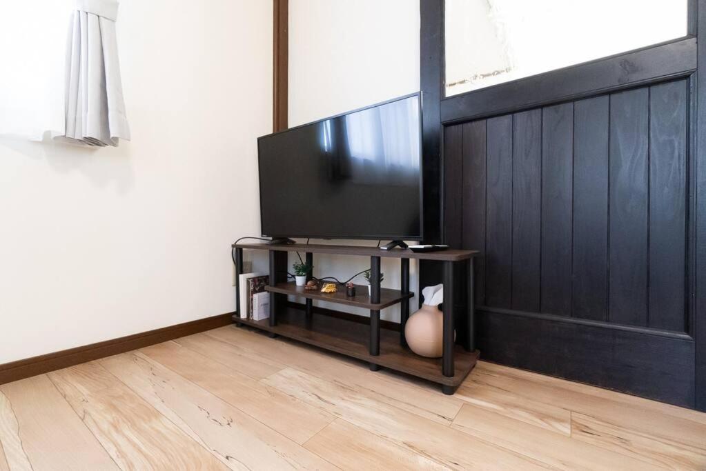 TV a/nebo společenská místnost v ubytování ジブリパークまで車10分 遊べるキッズハウス1棟貸切り 敷地内無料駐車場あり 最大12名