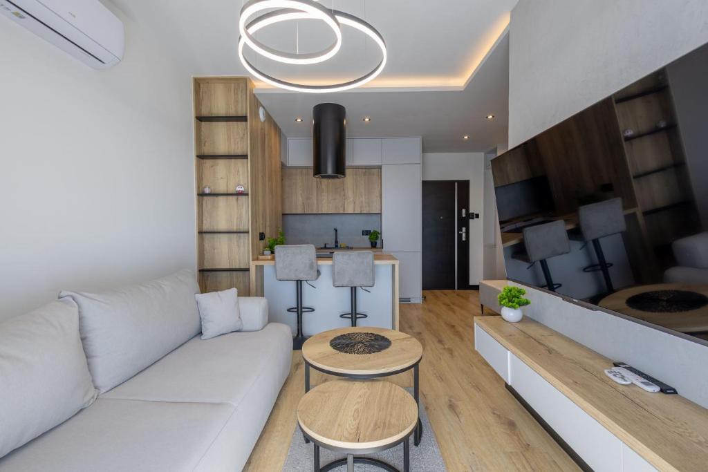 a living room with a white couch and a table at VIP Apartament Kopisto CENTRUM in Rzeszów