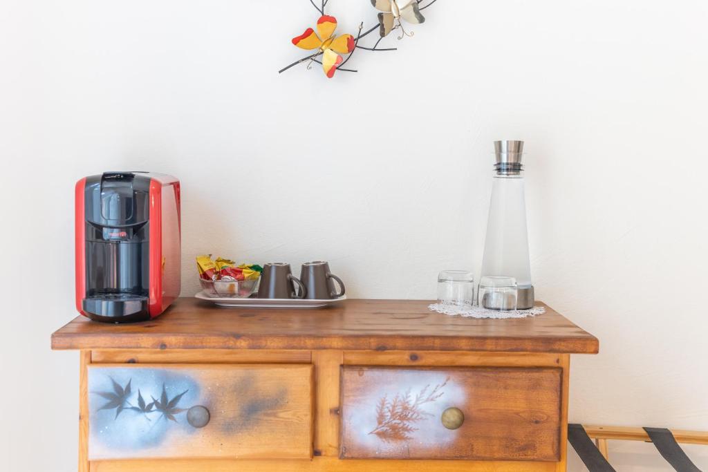 Příslušenství pro přípravu čaje a kávy v ubytování B&B Mon Rêve, Petit déjeuner BIO, Jacuzzi