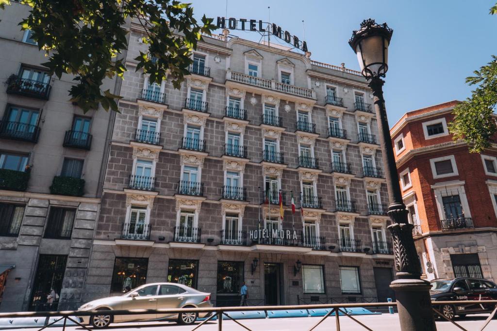 un coche aparcado delante de un gran edificio en ITC Mora by Soho Boutique, en Madrid