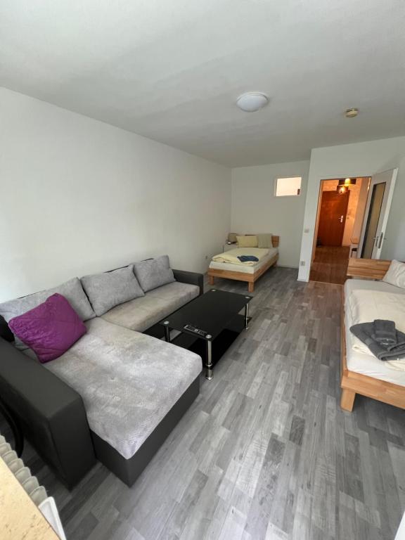 un salon avec un canapé et une table dans l'établissement Schwabacher Goldstück - Wohnung für 2 Personen, à Schwabach