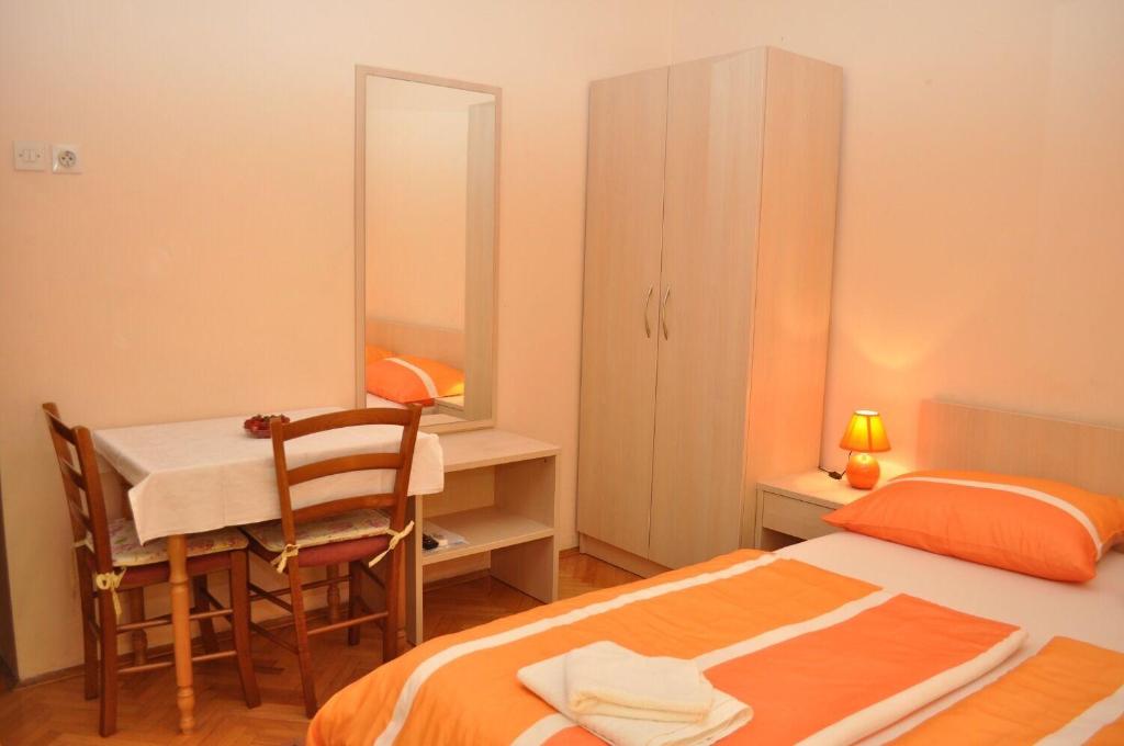 Posteľ alebo postele v izbe v ubytovaní Apartments and Rooms Ljuba
