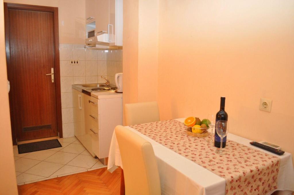 Kuchyňa alebo kuchynka v ubytovaní Apartments and Rooms Ljuba